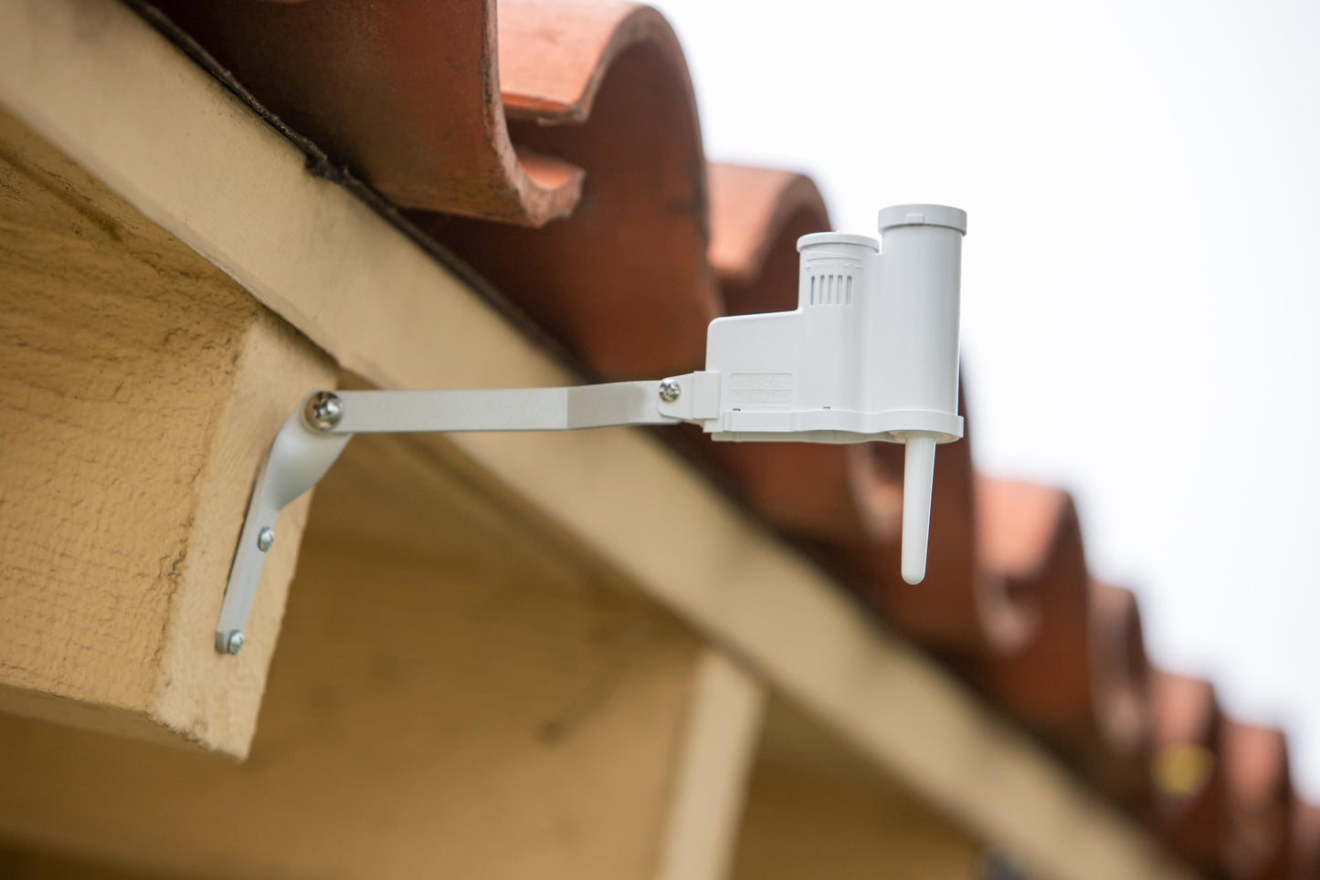 Hunter Rain Clik WRCLIK Wireless Rain Sensor with Freeze Shutoff, Automatic Shutoff for Sprinkler Controllers, Compatible with Most Irrigation Controllers, Mounts Easily to Gutter or Wall