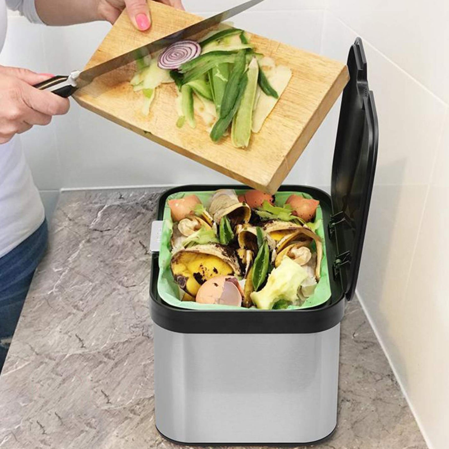 Dullrout Compost Bin for Countertop, Compost Bucket Indoor Sealed, Food Waste Caddy, 1.13 Gallon Kitchen Compost Container with Lid, Compact and Easy Clean, Black Matte