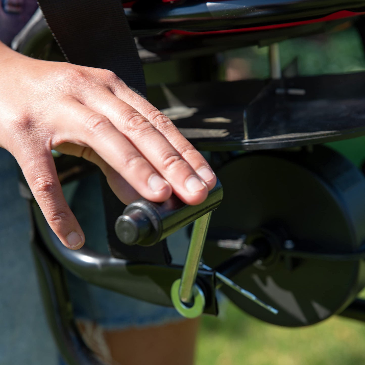 EarthWay 3100 40 LB Professional Chest Mount Hand Crank Broadcast Spreader Including Even Spread Technology, Comfortable & Adjustable Harness Strap and Rain Cover