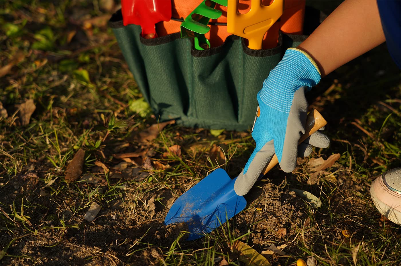 Kidz Gardening Tool Set – Gardening Tools Kit Includes Shovel, Rake, Fork Trowel, Children'z Garden Kit with Sun Hat, Apron, Gloves, Tote Bag, Sprayer and Bucket, Outdoor Play Toyz Gift for Kidz