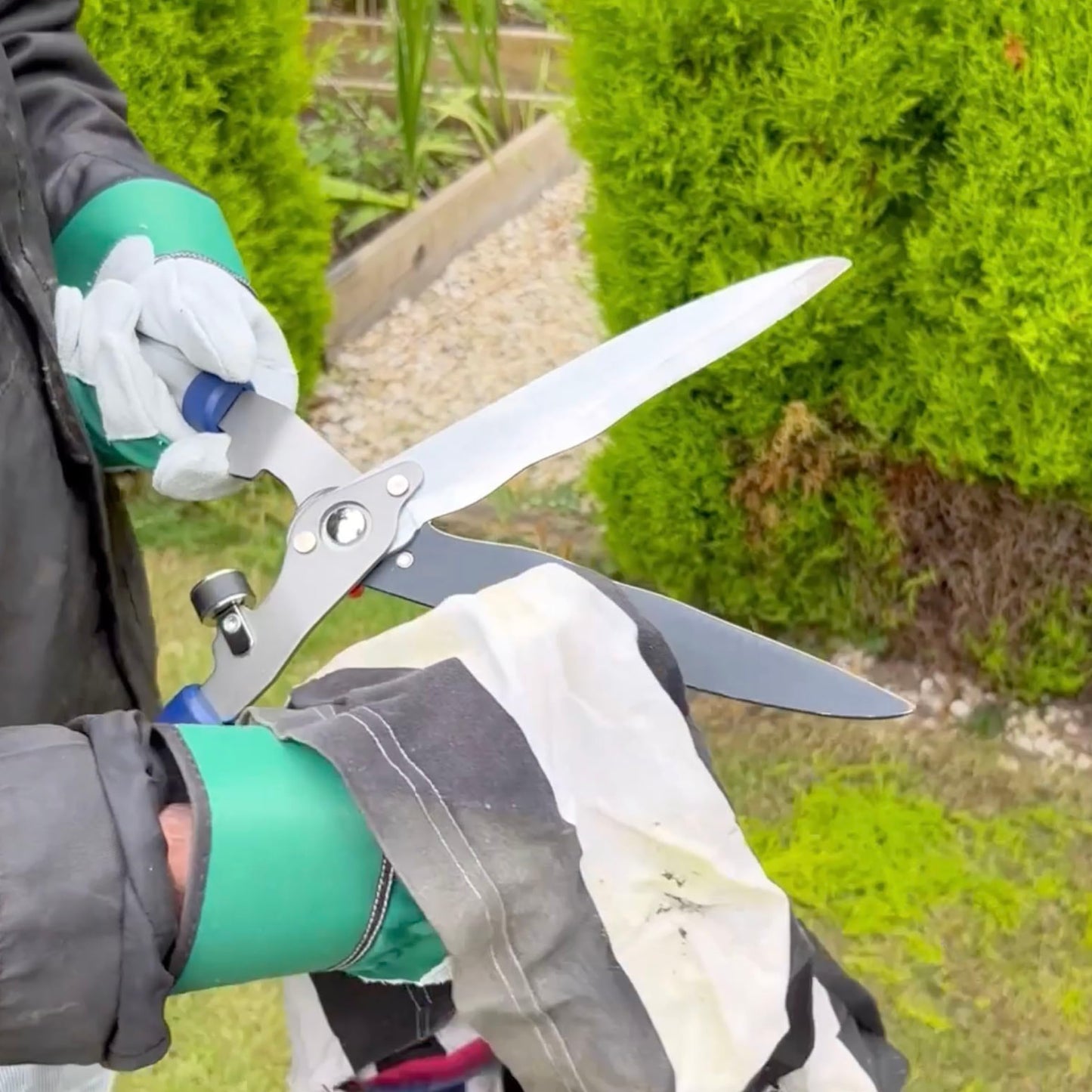 Spear & Jackson Razorsharp Telescopic Hedge Shears, Adjustable Length, Carbon Steel Blades, Ergonomic Handles for Comfortable Pruning