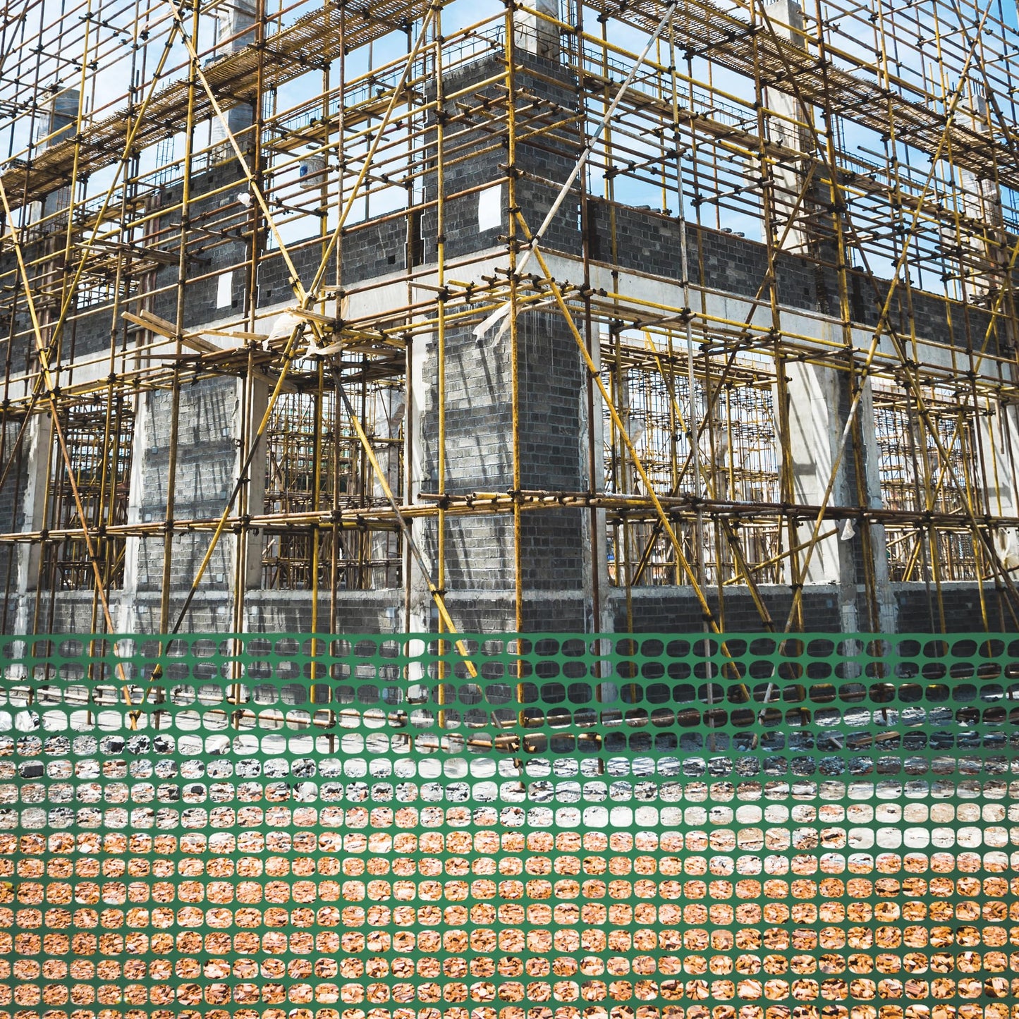 Houseables Fencing, Temporary Fence, Snow Fence, 4x100' Feet, 10.55 lb/roll, Green Plastic Fencing, Deer Netting, Plastic Mesh Roll, Safety Netting, Construction, Yard, Garden, Chicken, Dogs, Backyard