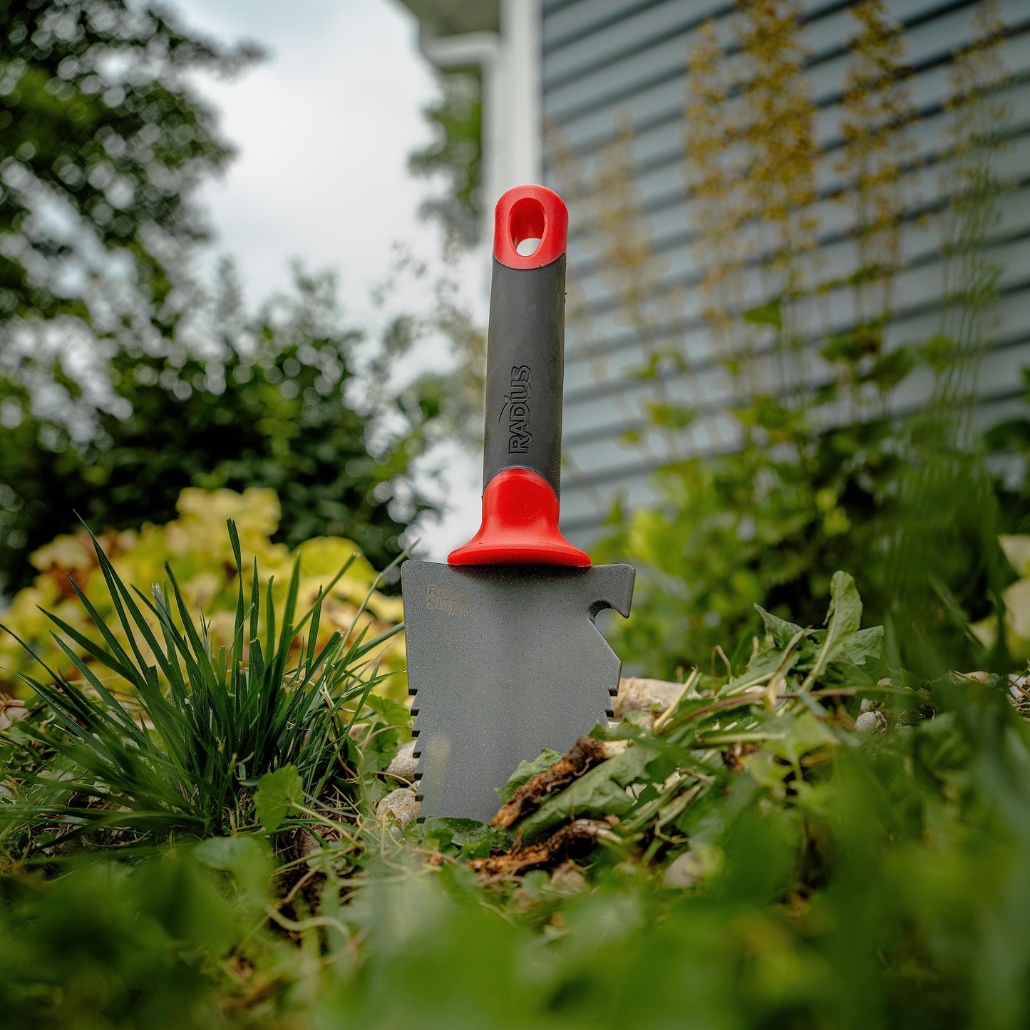 Root Slayer 16011 Garden Trowel with Serrated Blade for Digging and Root Cutting, Heavy Duty Steel Hand Tool, Red